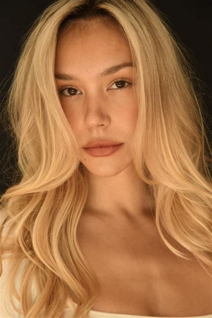 Alexis Ren Biography