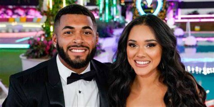 Cely Vazquez and Johnny Middlebrooks staring into each other's eyes on 'Love Island'