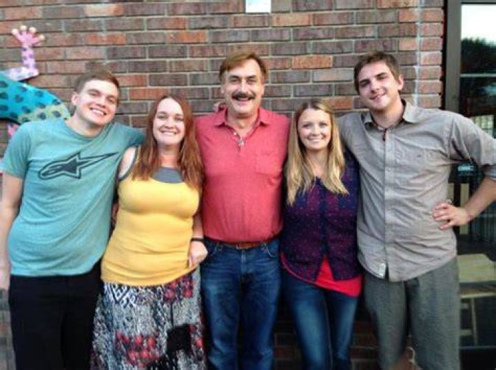 Darren Lindell: Who is Michael Lindell's son? 1 Mike Lindell with his children