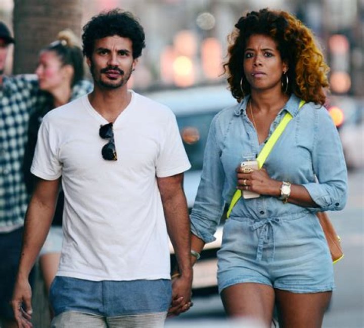 What is Kelis real name? 1 Mike Mora