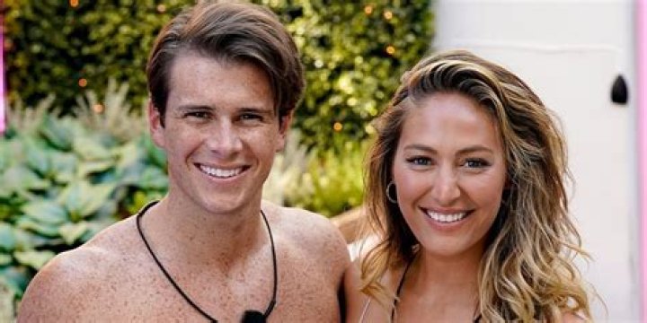 Moira Tumas and Calvin Cobb holding hands on 'Love Island'
