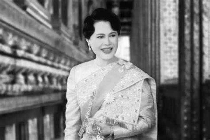 Queen Sof&iacute;a of... Biography