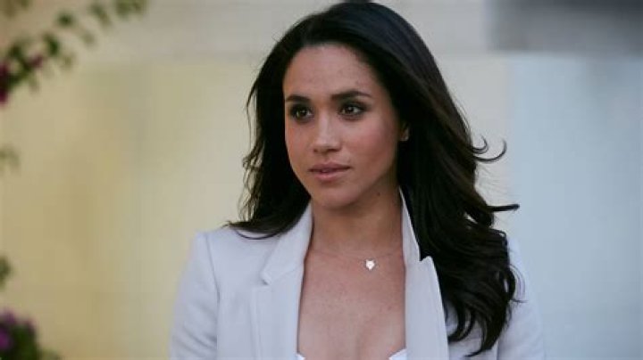 Rachel Zane (Meghan Markle) and Mike Ross (Patrick J. Adams) sit on a sofa in Suits